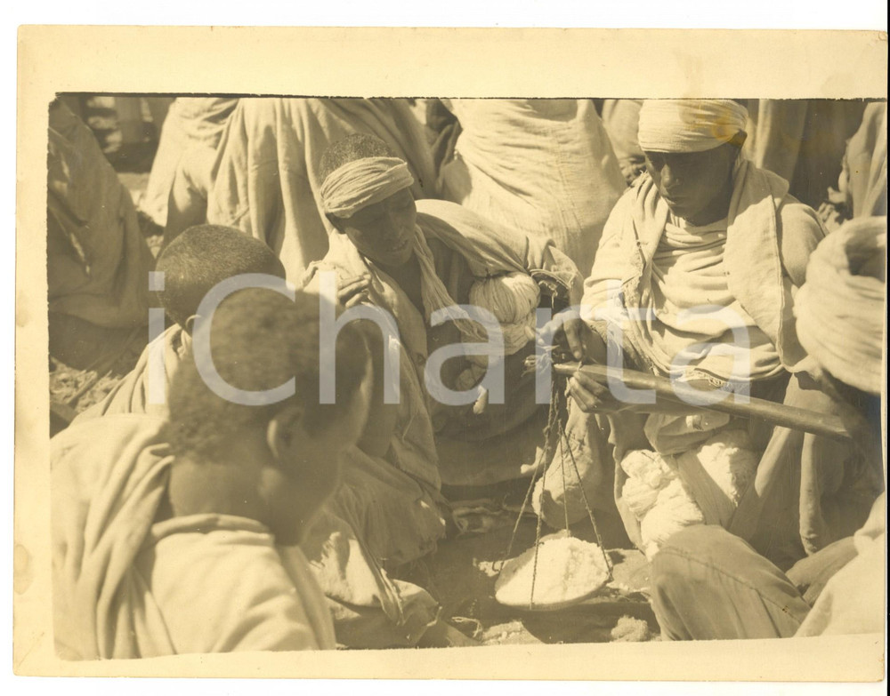 Fotografia d epoca originale 1936 AFRICA ORIENTALE ITALIANA Mercato tradizionale e pesa del sale Foto 24x19 1