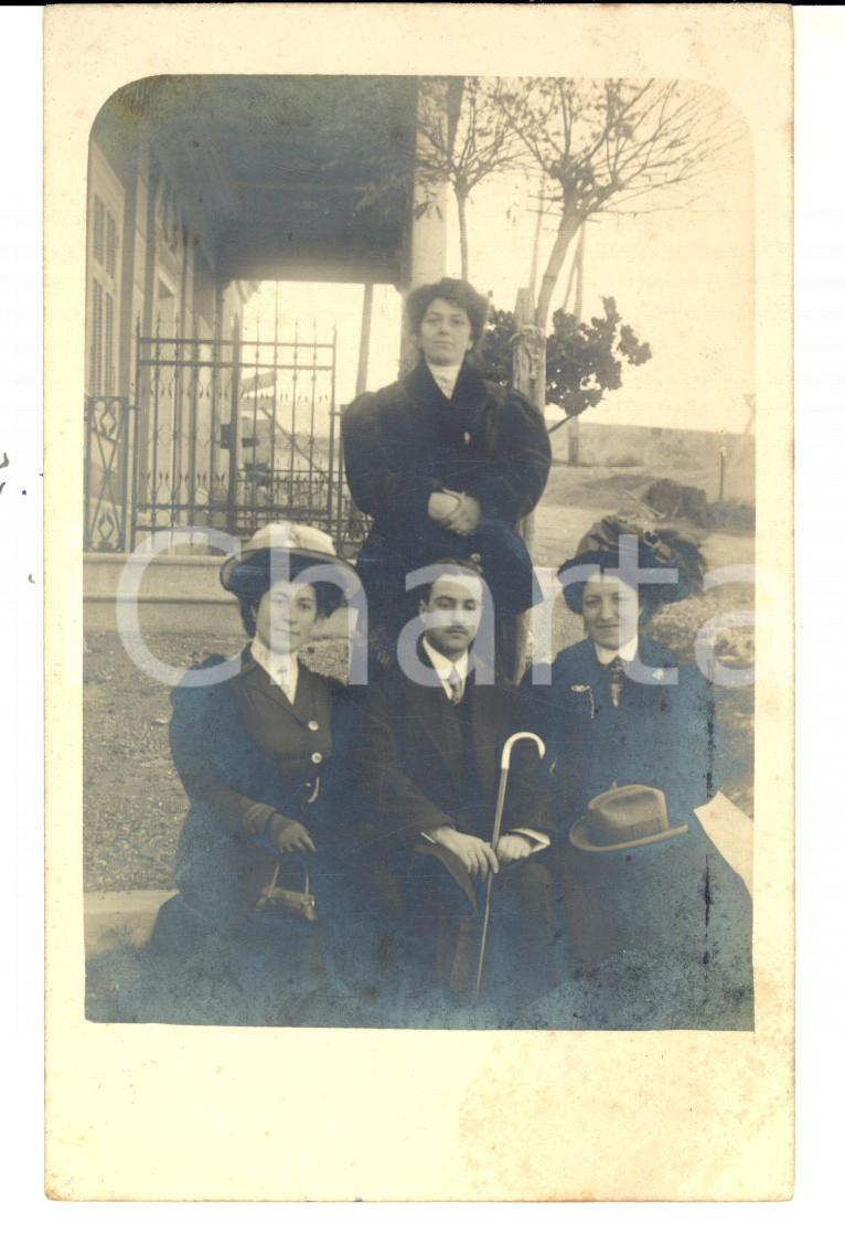 Fotografia d epoca originale 1909 GENOVA Ritratto di famiglia in tenuta da passeggio Foto cartolina FP 1