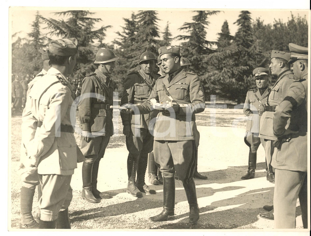 Fotografia d epoca originale 1940 ca BRESCIA Comandante militare consegna targa Foto Carmelo ARCHETTI 24x18 1