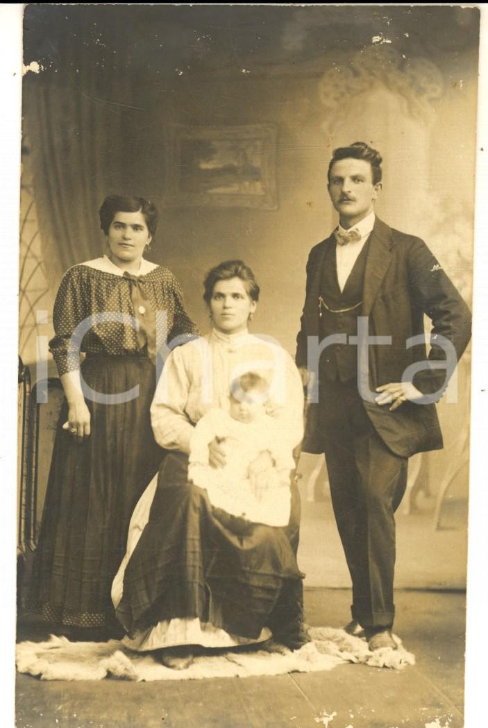 Fotografia d epoca originale 1910 ca TRIESTE Ritratto di famiglia con neonato Foto cartolina DAQUERRE FP 1