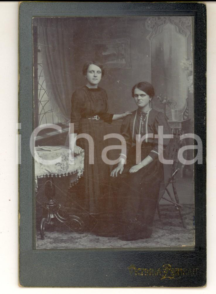Fotografia d epoca originale 1910 ca TRIESTE Ritratto di due sorelle in salotto borghese Foto DAQUERRE 8x12 1