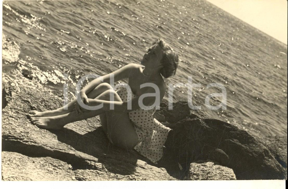 Fotografia d epoca originale 1949 VARAZZE SV Giovane donna in riva al mare Foto cartolina VINTAGE 1