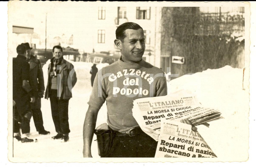 Fotografia d epoca originale 1939 CORTINA D AMPEZZO Venditore della GAZZETTA DEL POPOLO Foto ZARDINI 1