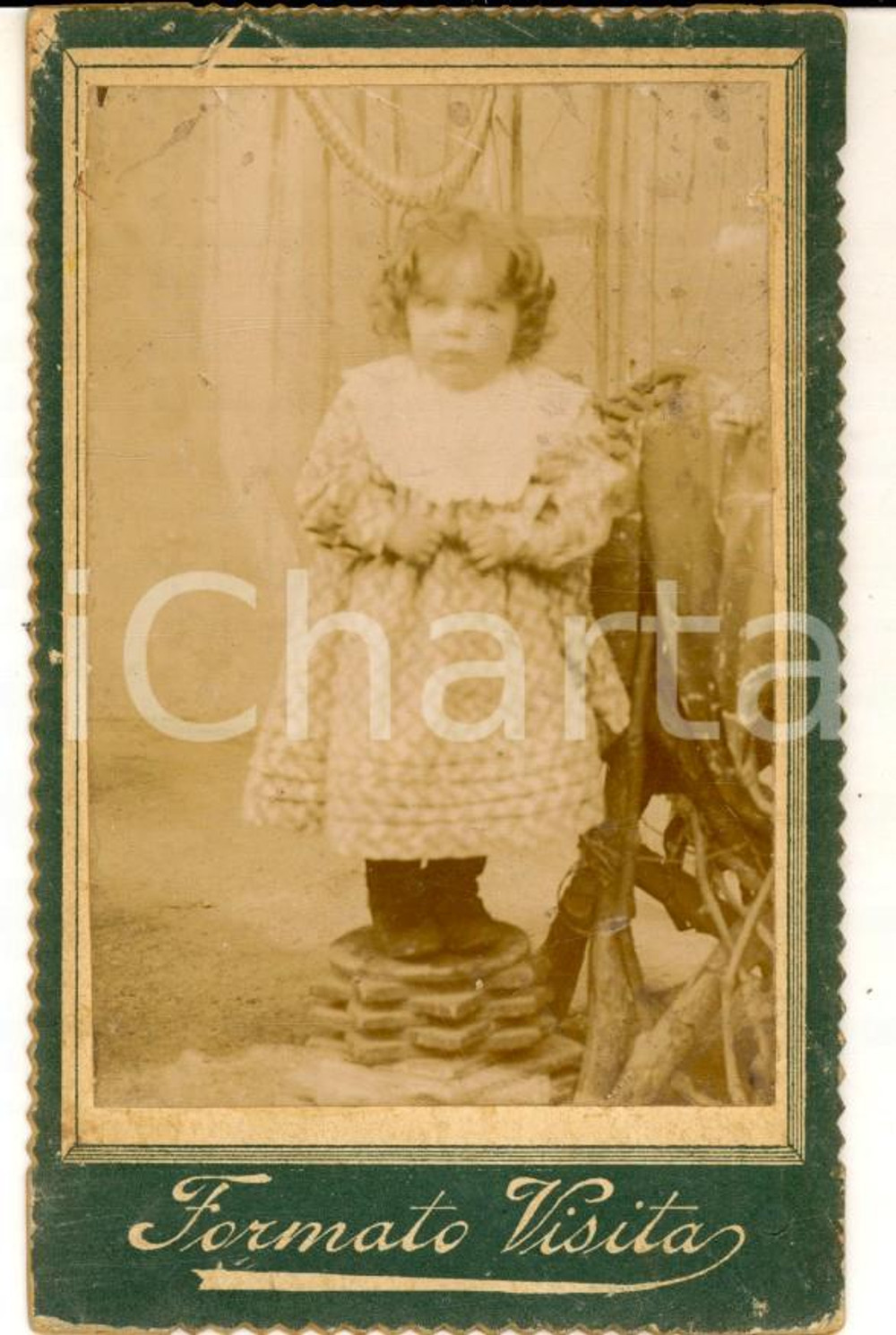 Fotografia d epoca originale 1890 ca Ritratto di bambina in abito chiaro Foto L. GIACOPINI CDV VINTAGE 1