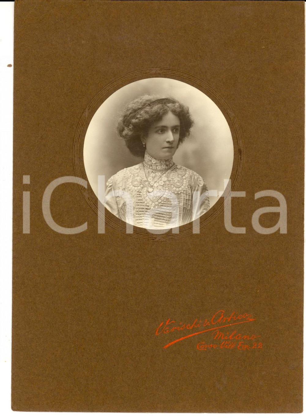 Fotografia d epoca originale 1900 ca MILANO Ritratto di donna con abito in pizzo Fotografia VARISCHI 13x18 1