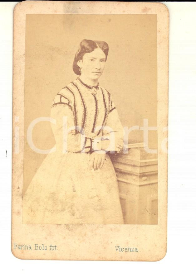 Fotografia d epoca originale 1870 ca VICENZA Ritratto di donna in abito a righe nere Foto FARINA BOLO CDV 1