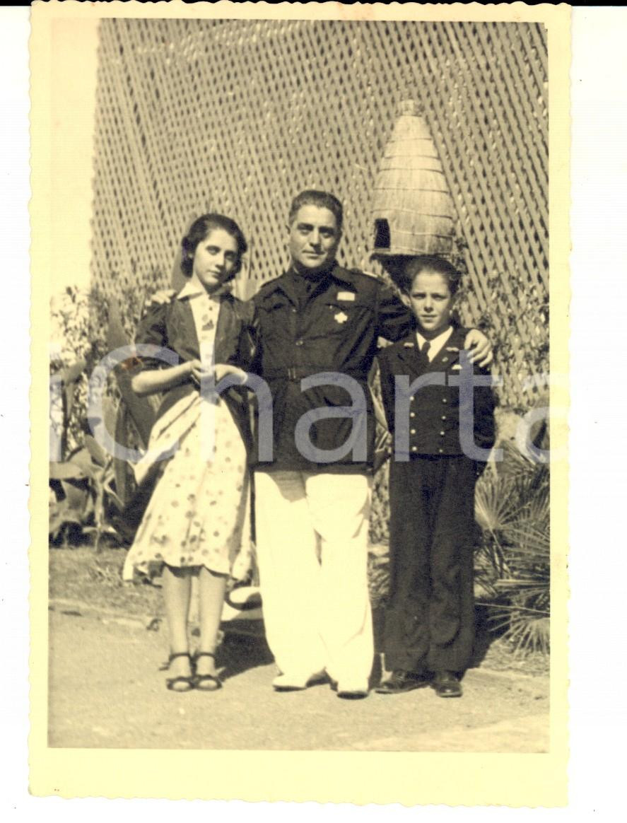 Fotografia d epoca originale 1940 ca WWII Ritratto di ufficiale della SANITA  con i figli Foto 11x15 cm 1