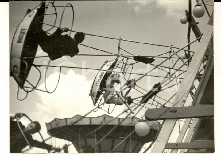 Fotografia d epoca originale 1950 MILANO VIALBA Una giostra in volo con bambini Fotografia ARTISTICA 9x6 cm 1