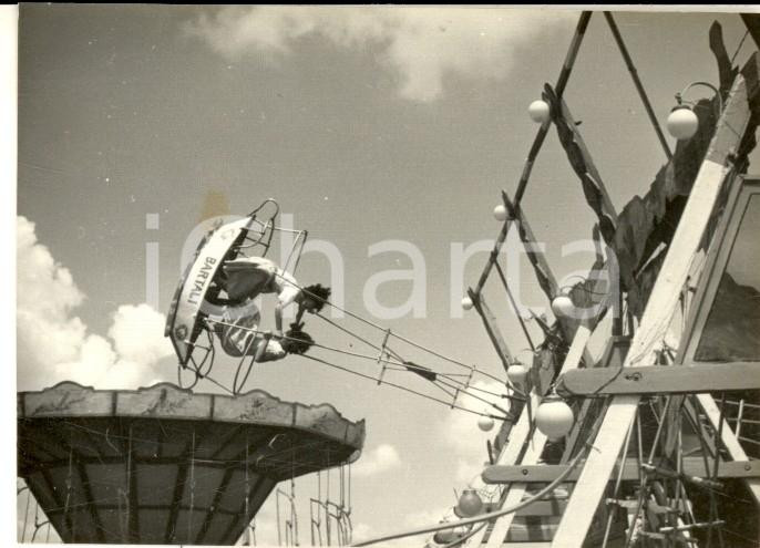 Fotografia d epoca originale 1950 MILANO VIALBA Navicella BARTALI su giostra in volo Foto ARTISTICA 13x9 cm 1