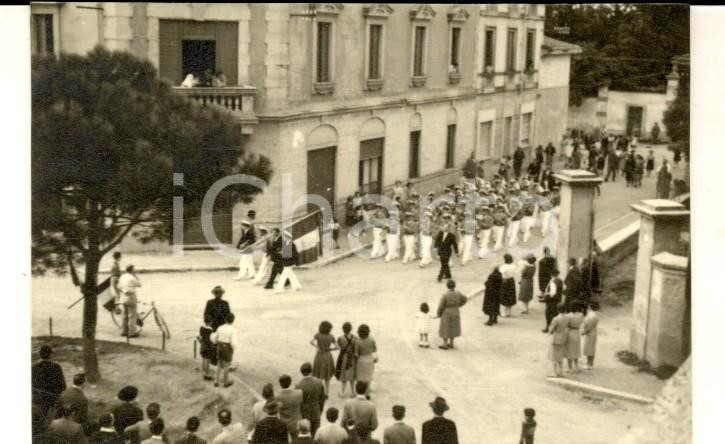 Fotografia d epoca originale 1950 MARIANO COMENSE Festa anniversario banda locale  Sfilata Foto 8x6 cm 1