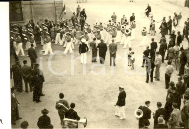 Fotografia d epoca originale 1950 MARIANO COMENSE Festa banda locale  On. MEDA alla sfilata Foto 7x10 cm 1