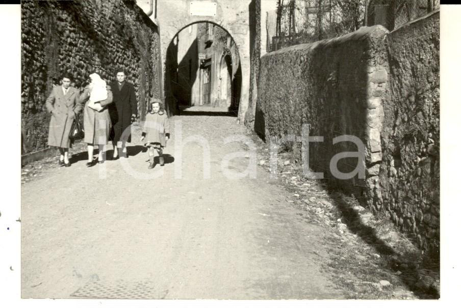 Fotografia d epoca originale 1950 CASTIGLIONE OLONA Donne alla passeggiata domenicale Foto ARTISTICA 10x8 1