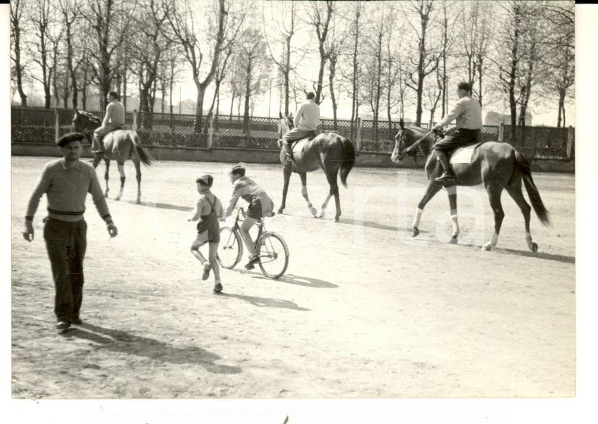 Fotografia d epoca originale 1950 CASTIGLIONE OLONA Gita a cavallo e bambini in bici Foto ARTISTICA 10x8 1