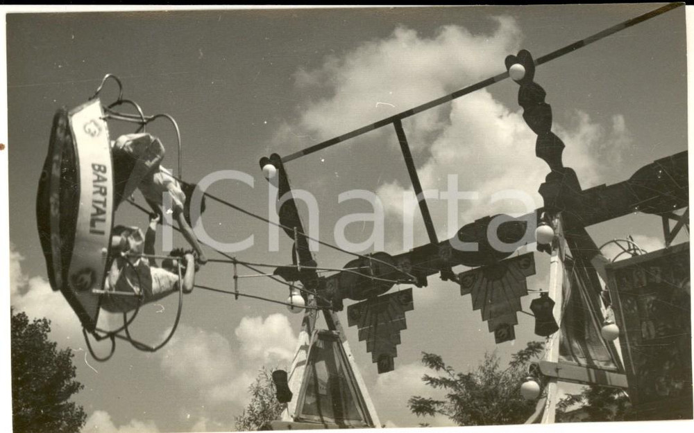 Fotografia d epoca originale 1950 MILANO VIALBA Una giostra in volo Fotografia ARTISTICA 13x9 cm 1