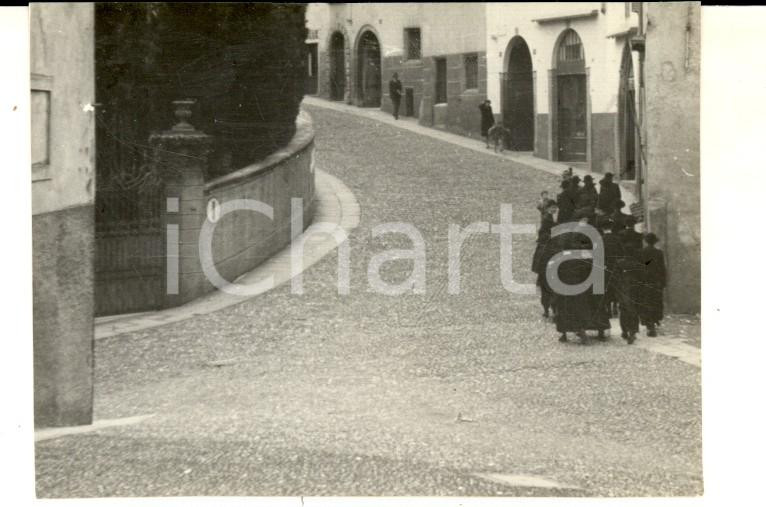 Fotografia d epoca originale 1951 BERGAMO ALTA Gruppo di seminaristi a passeggio Foto artistica 9x6 cm 1