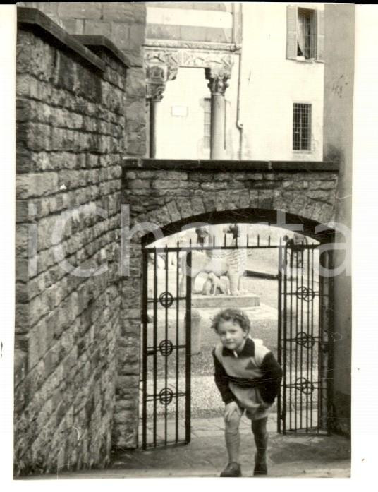 Fotografia d epoca originale 1951 BERGAMO ALTA Bambino a S. MARIA MAGGIORE Foto artistica 6x9 cm 1