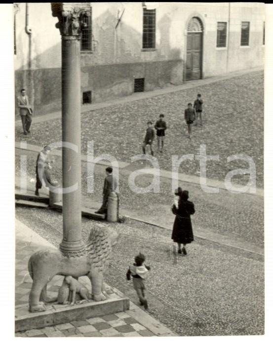 Fotografia d epoca originale 1951 BERGAMO ALTA Bambini giocano a S. MARIA MAGGIORE Foto artistica 6x9 cm 1