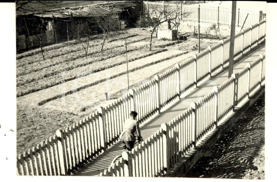 Fotografia d epoca originale 1952 MILANO In bicicletta in un viottolo della periferia Foto artistica 10x6 cm 1