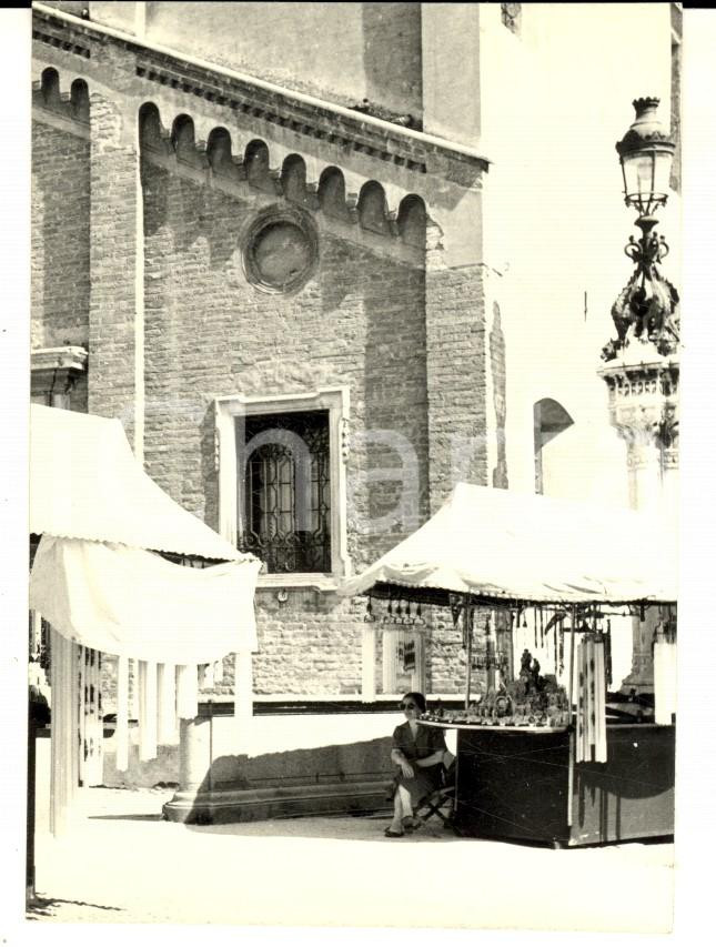 Fotografia d epoca originale 1952 PADOVA Venditrice nella Piazza del Santo Fotografia artistica 8x10 cm 1