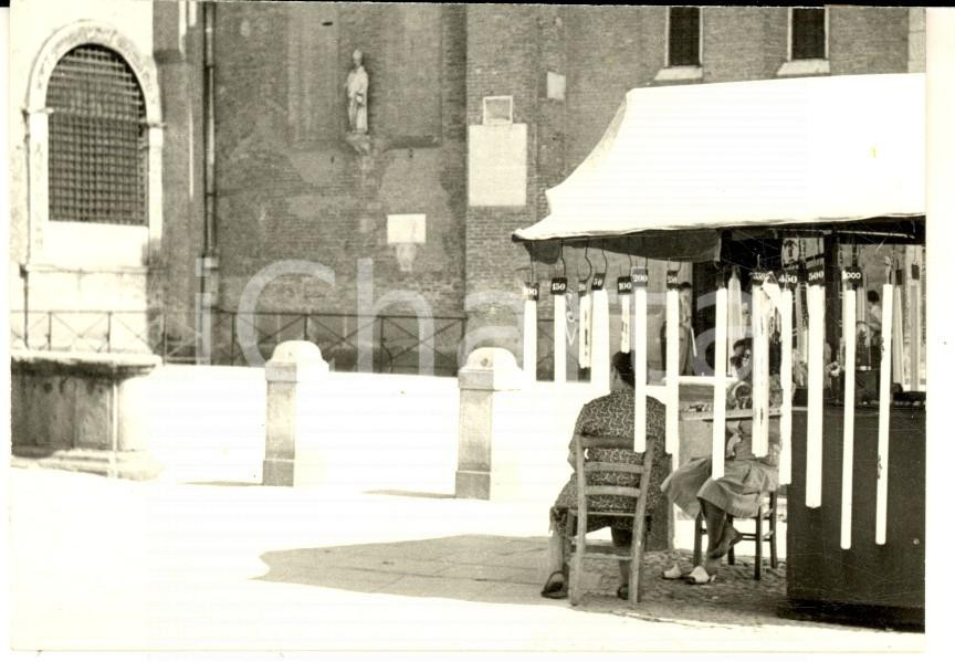 Fotografia d epoca originale 1952 PADOVA Venditrici di ceri nella Piazza del Santo Foto artistica 10x8 cm 1
