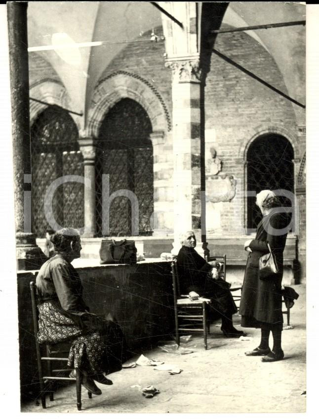 Fotografia d epoca originale 1952 PADOVA Anziane donne nel chiostro della Basilica Foto artistica 8x10 cm 1