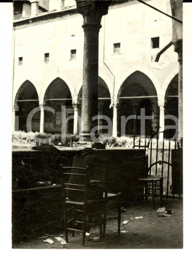 Fotografia d epoca originale 1952 PADOVA Anziana donna riposa nel chiostro della Basilica Foto 8x10 cm 1