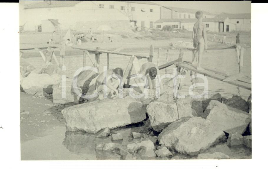 Fotografia d epoca originale 1950 VIAREGGIO LU Giochi di bambini in riva al mare Foto ARTISTICA 10x8 1
