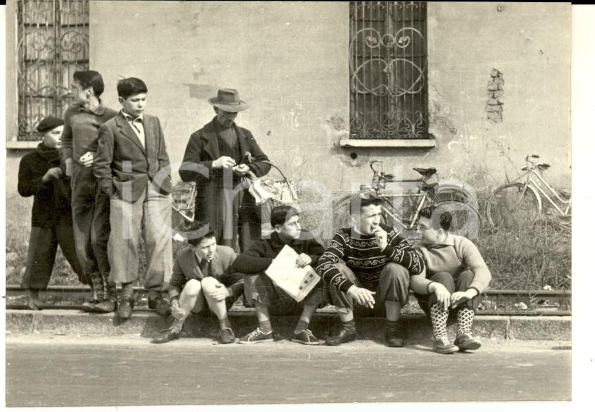Fotografia d epoca originale 1951 MILANO In attesa della corsa ciclistica MI  TO Fotografia anonima10x8 1