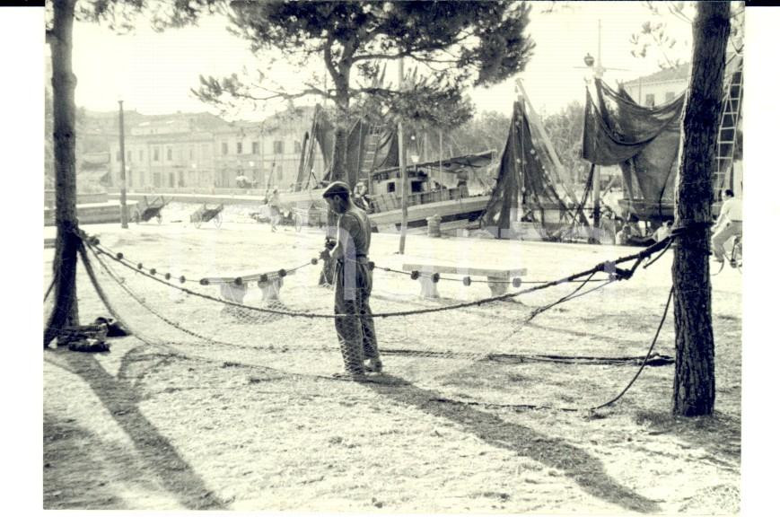 Fotografia d epoca originale 1950 VIAREGGIO LU Pescatore stende le reti nella Darsena Foto ARTISTICA 10x8 1