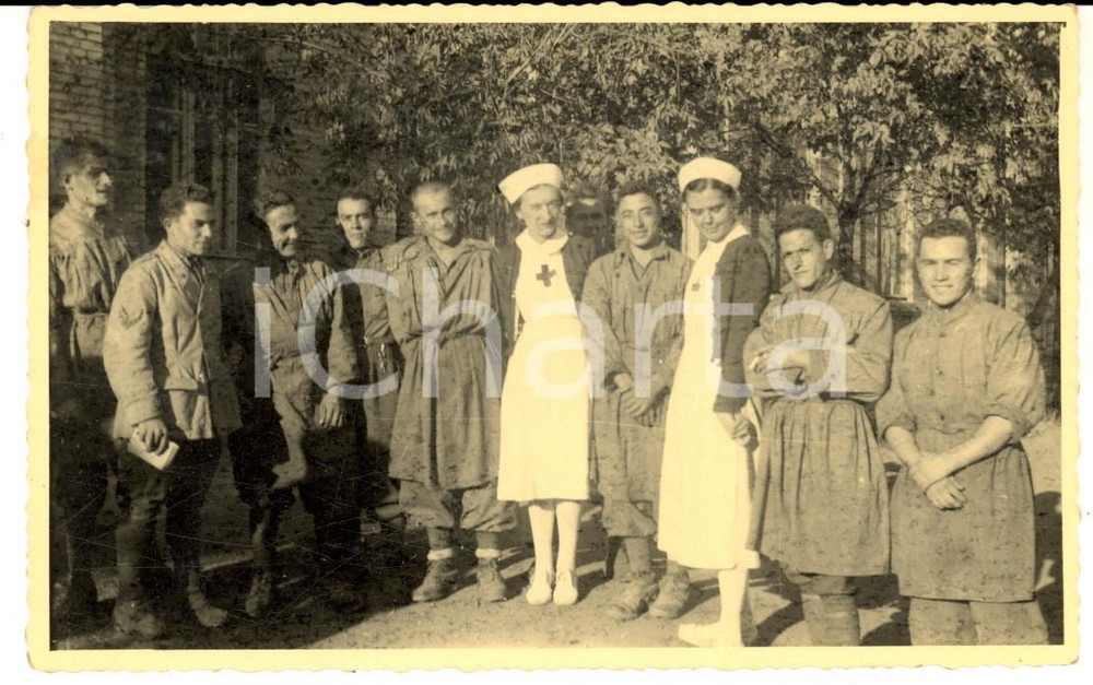 Fotografia d epoca originale 1945 ca BOLOGNA CROCE ROSSA Gruppo di militari e crocerossine Foto 11x8 cm 1