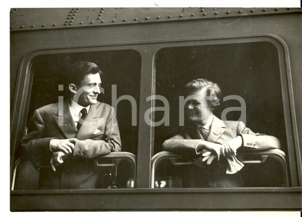 Fotografia d epoca originale 1950 ca MILANO Stazione Centrale  Fidanzati in partenza Foto ARTISTICA 15x10 1