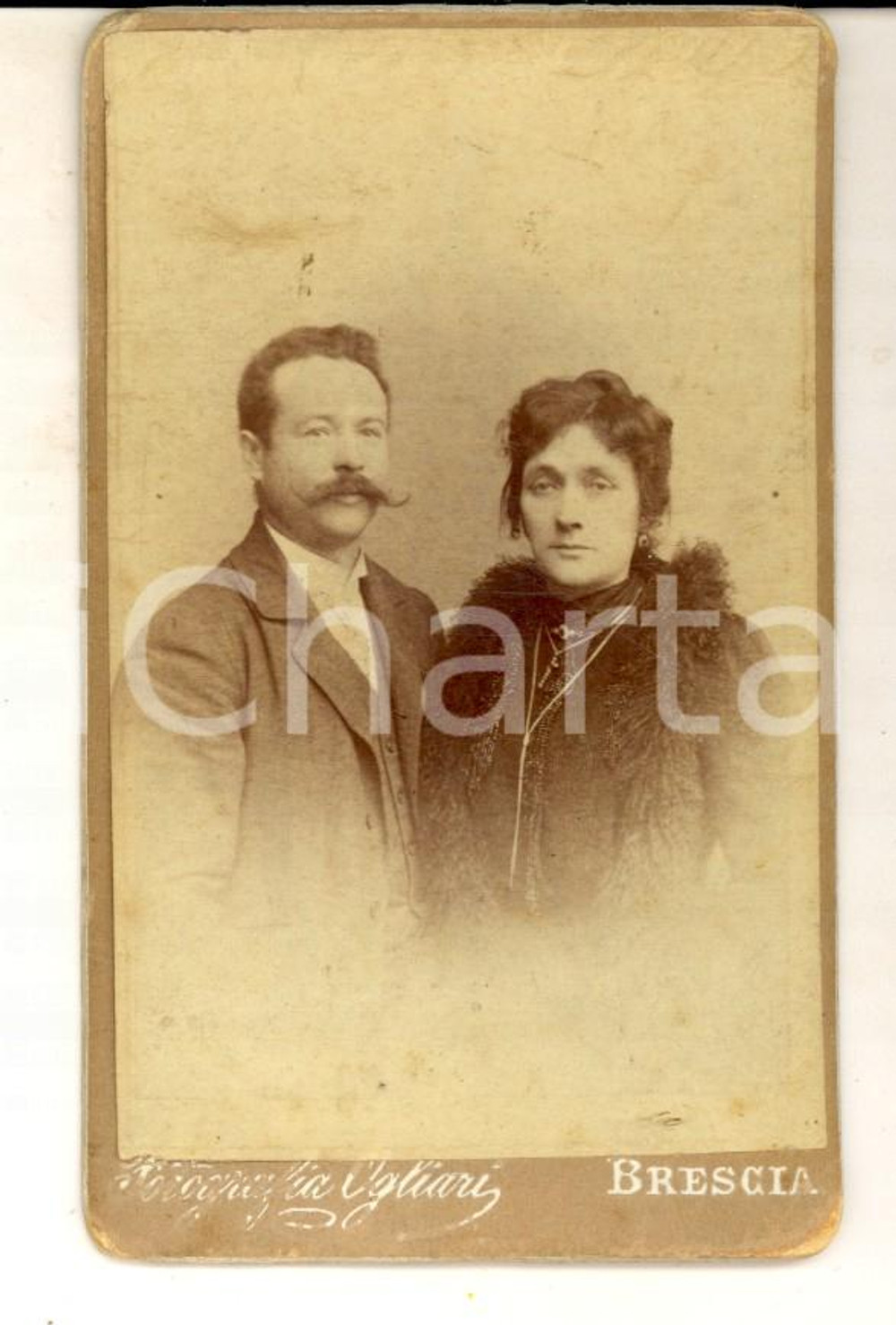 Fotografia d epoca originale 1890 ca BRESCIA Coppia di sposi con donna in pelliccia Foto OGLIARI CDV 1