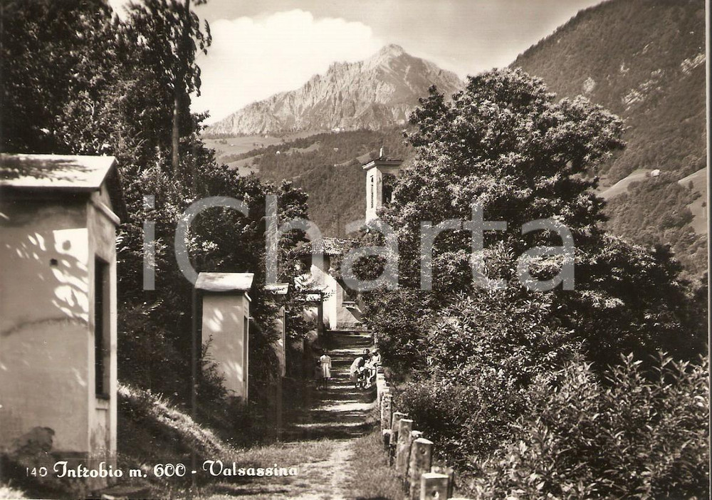 Cartolina originale da collezione 1957 INTROBIO LC Panorama con passanti in posa Cartolina FG NV 1