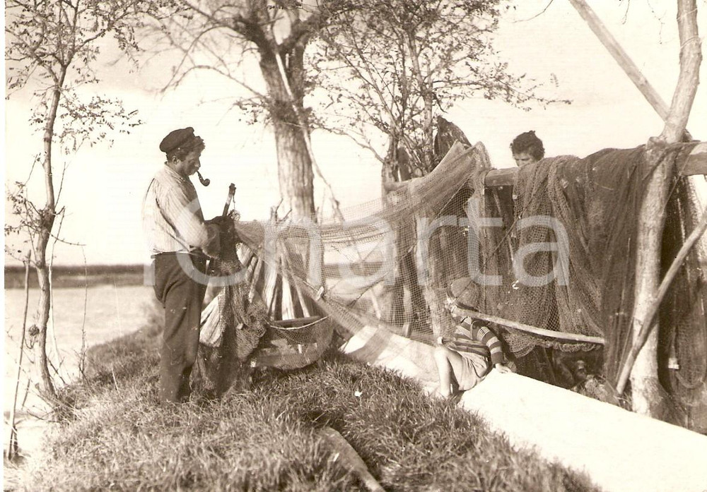 Cartolina originale da collezione 1955 ca GRADO GO Pescatore sistema le reti mentre fuma la pipa Cartolina FG NV 1