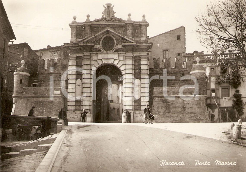 Cartolina originale da collezione 1950 ca RECANATI Pensionati in posa scherzosa a PORTA MARINA Cartolina FG NV 1