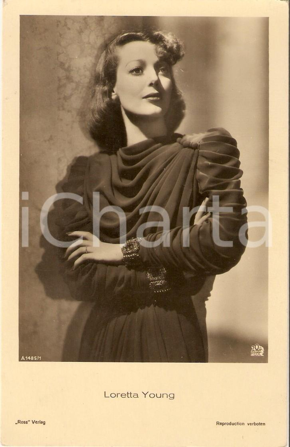 Cartolina originale da collezione 1930 ca CINEMA Loretta YOUNG Portrait with bracelets Cartolina FP NV 1