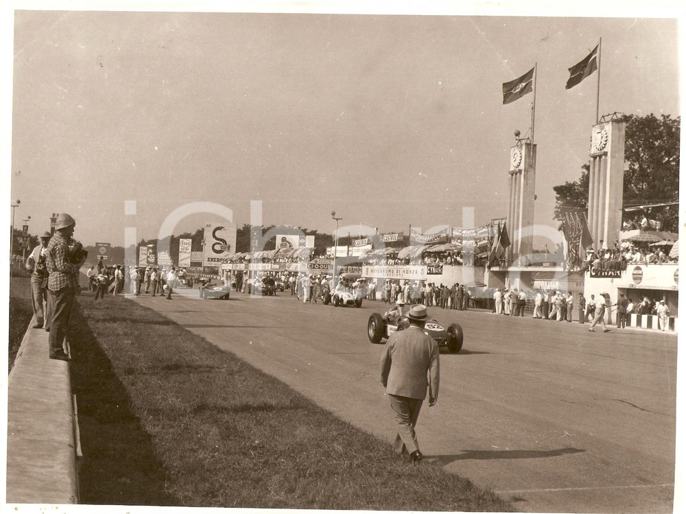 Fotografia d epoca originale 1954 F1 Autodromo di MONZA Auto su griglia di partenza CIODUE Estintori Foto 1