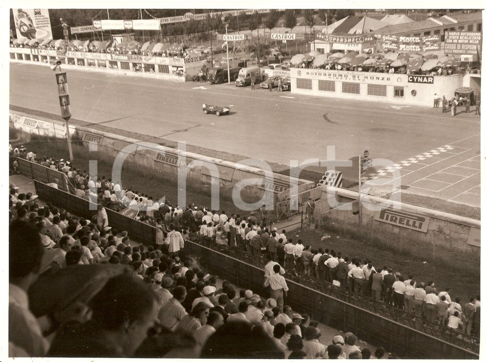Fotografia d epoca originale 1954 F1 Autodromo di MONZA Auto verso traguardo CYNAR Gelati MOTTA Pirelli Foto 1
