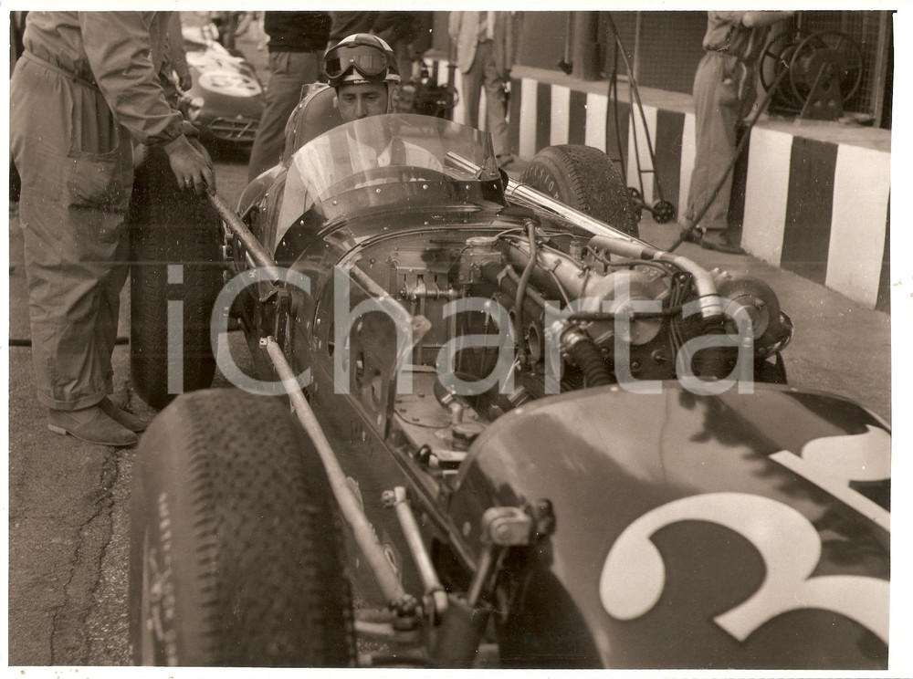 Fotografia d epoca originale 1954 F1 Autodromo di MONZA Tecnico a bordo di auto Scuderia JIM ROBBINS Foto 1
