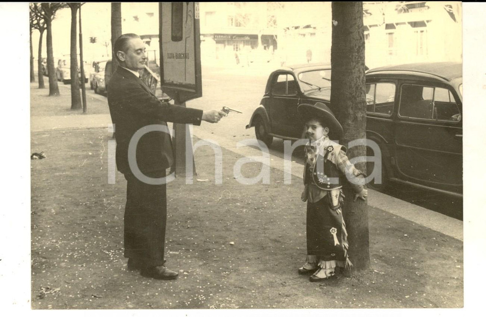 Fotografia d epoca originale 1940 ca MILANO CARNEVALE Piccolo cowboy minacciato Fotografia anonoma 1