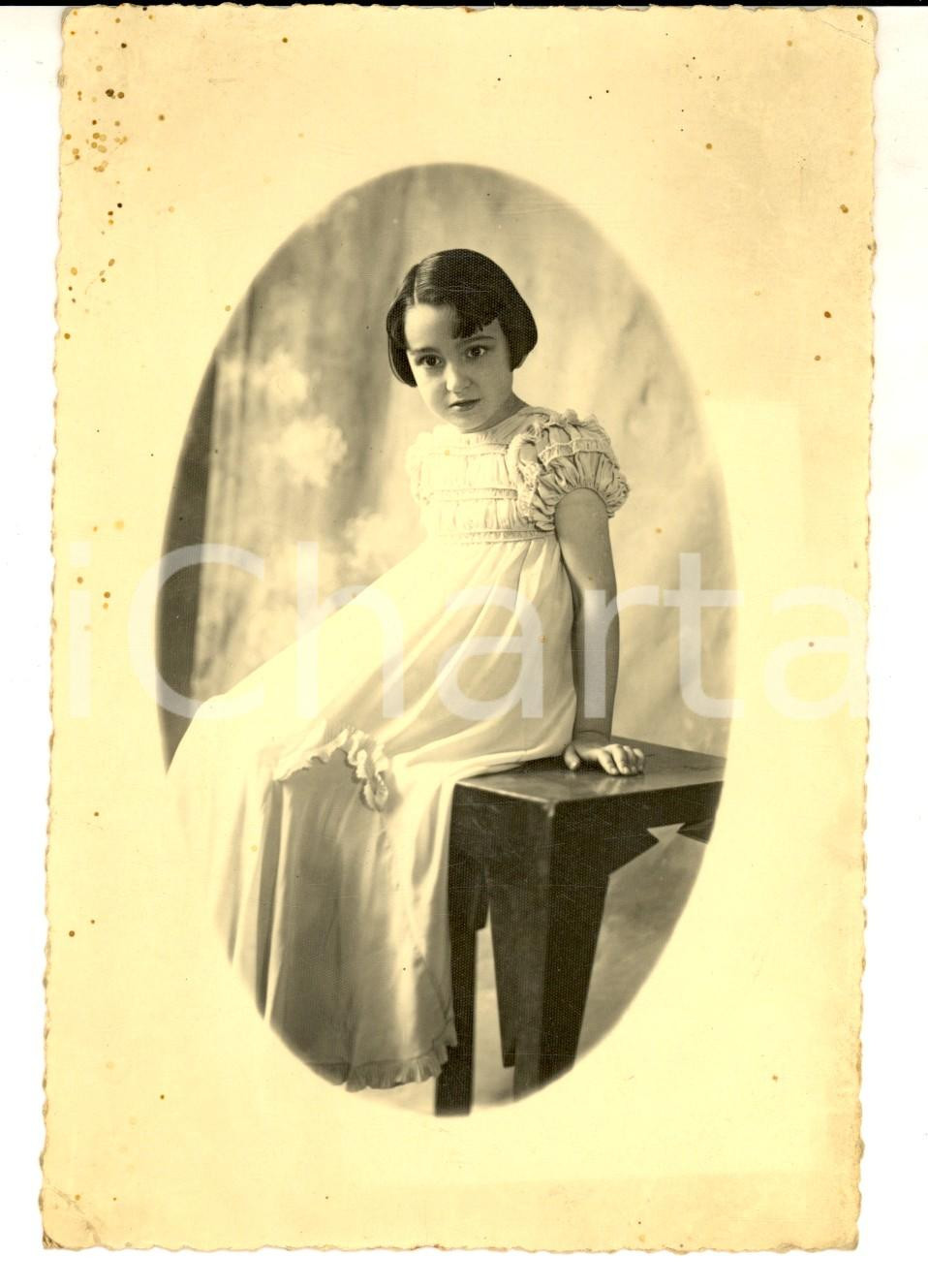 Fotografia d epoca originale 1935 MILANO Ritratto di bambina in abito bianco Foto MONTESI con dedica 12x16 1