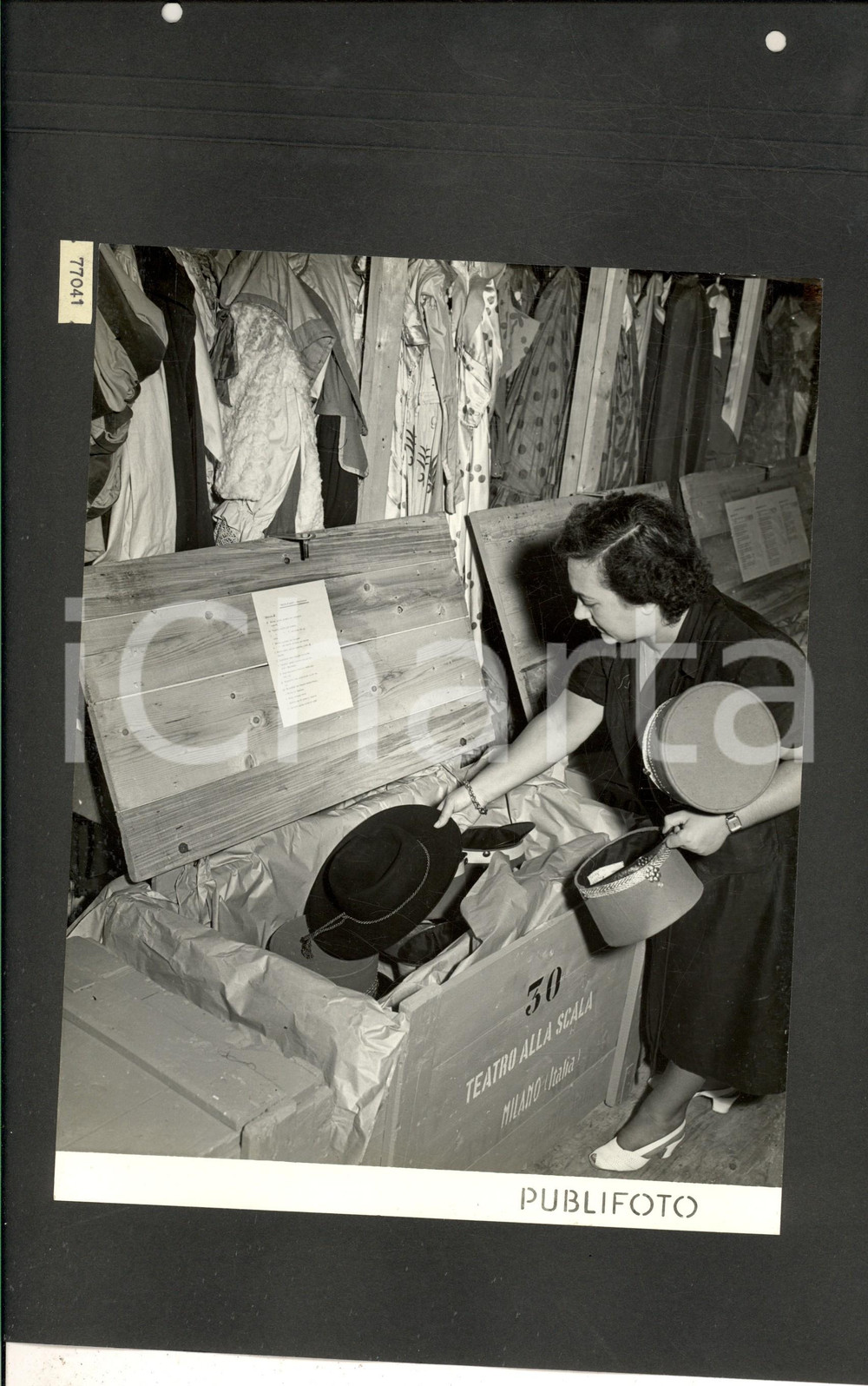 Fotografia d epoca originale 1950 MILANO TEATRO ALLA SCALA Imballaggio dei cappelli per tournÃ©e LONDRA Foto 1