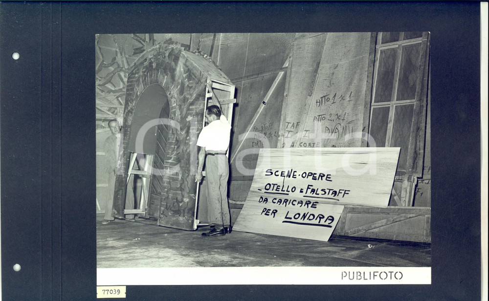 Fotografia d epoca originale 1950 MILANO TEATRO ALLA SCALA Imballaggio scenografie per tournée LONDRA Foto 1