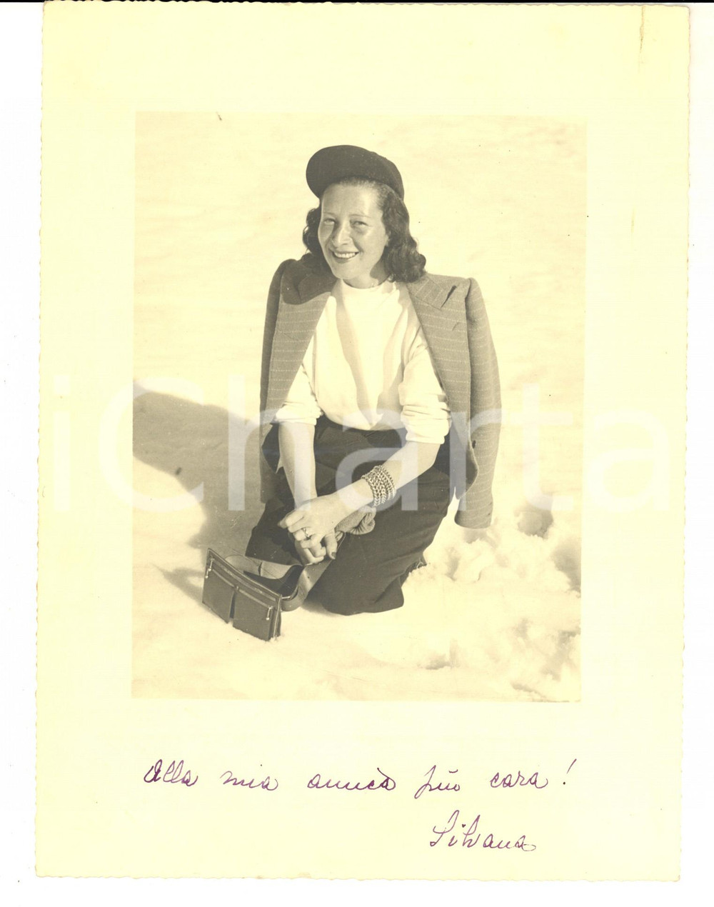 Fotografia d epoca originale 1950 ca TRENTINO Giovane donna in tailleur nella neve Foto ARTISTICA 18x24 cm 1