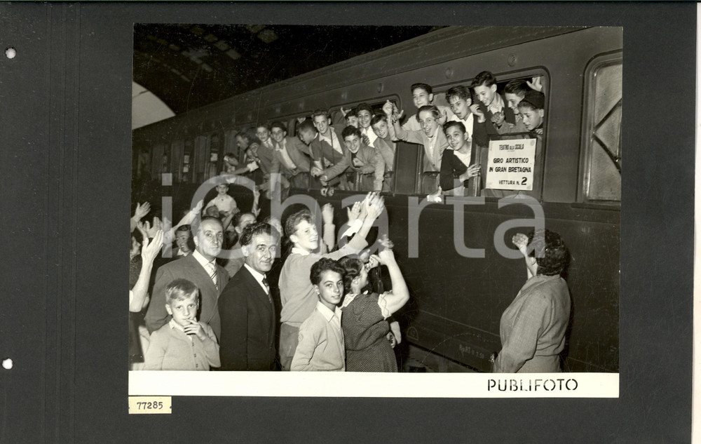 Fotografia d epoca originale 1950 MILANO CENTRALE Coro TEATRO ALLA SCALA Bambini in partenza per Londra Foto 1