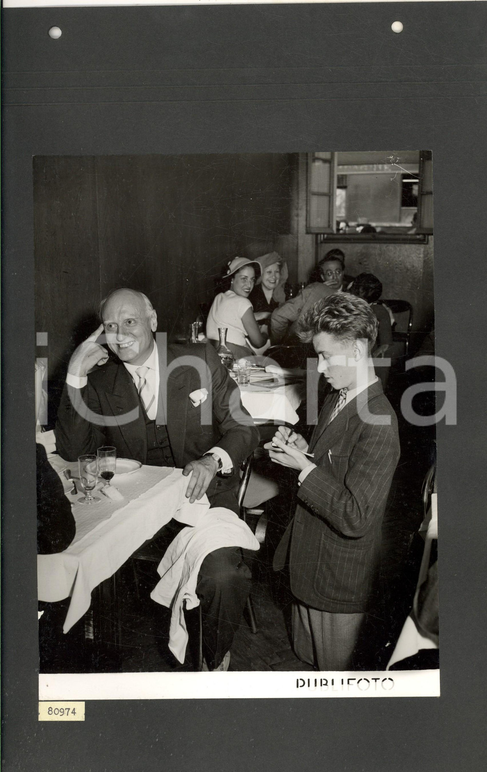 Fotografia d epoca originale 1950 TOURNEE TEATRO SCALA Victor DE SABATA ordina nel vagone ristorante Foto 1