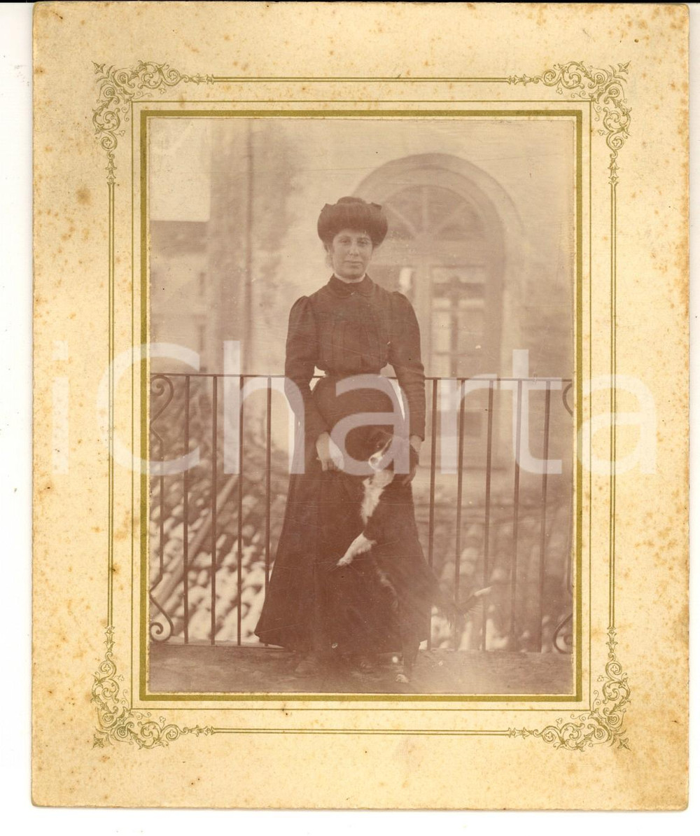 Fotografia d epoca originale 1900 ca AREA LOMBARDA Ritratto di nobildonna con il suo cane Foto VINTAGE 14x17 1