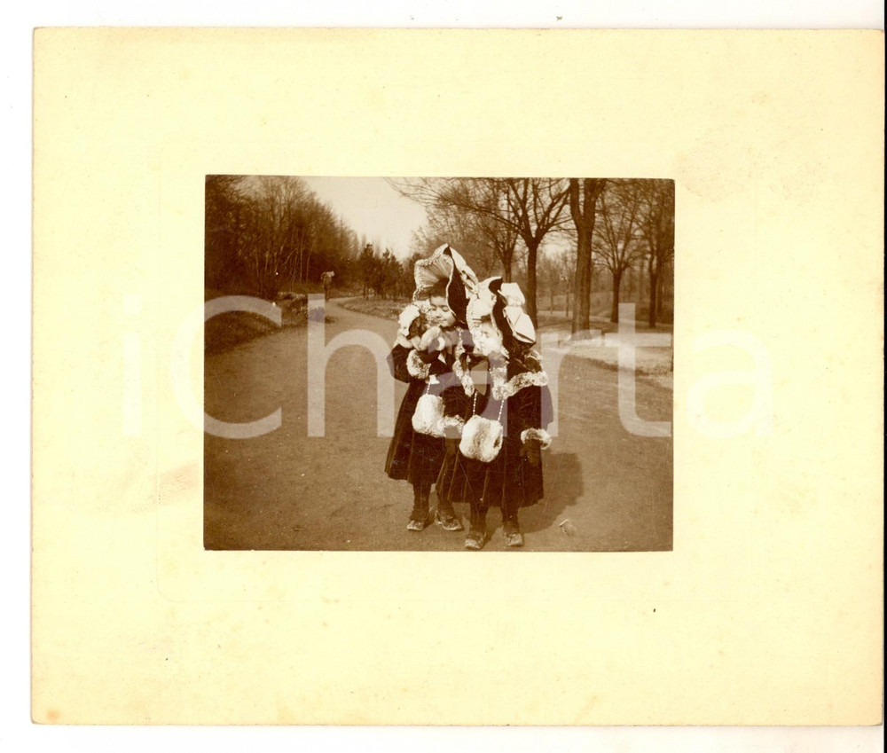 Fotografia d epoca originale 1930 ca AREA LOMBARDA Bambine con ricco abito e borsa in pelliccia Foto CURIOSA 1