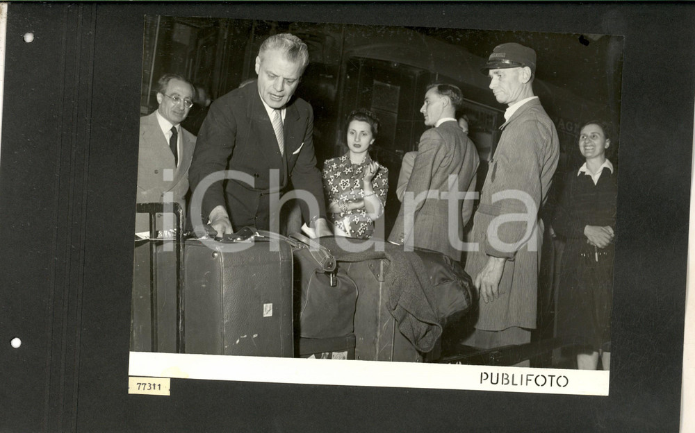 1950 MILANO TOURNEE TEATRO ALLA SCALA Musicisti controllano i bagagli *Foto