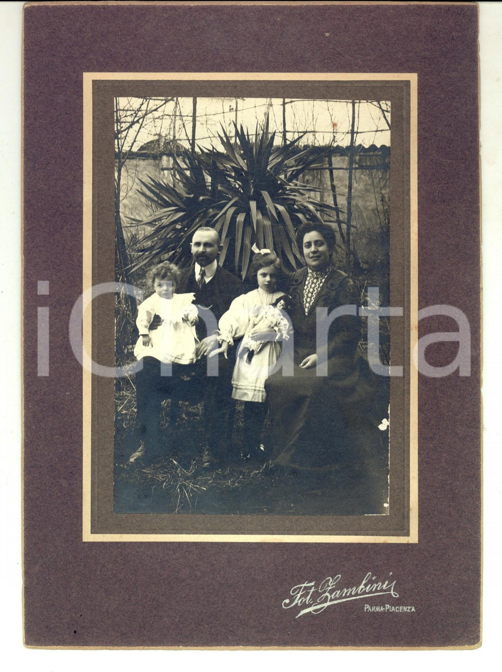 Fotografia d epoca originale 1910 ca PARMA Ritratto di famiglia con una bambola Fotografia ZAMBINI 17x23 cm 1